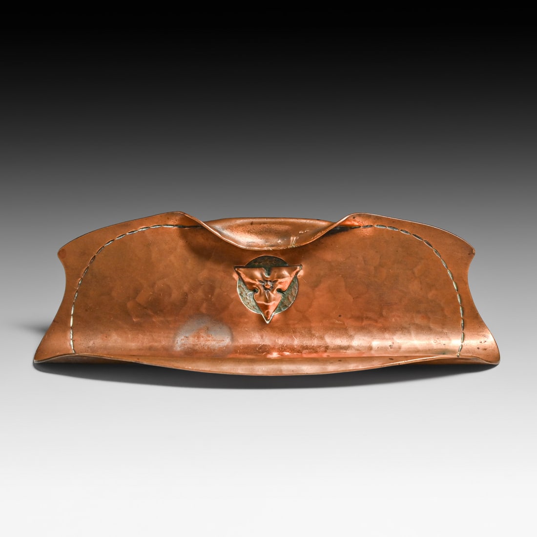 Roycroft Hammered Copper Pen Tray c1920s: Roycroft Hammered Copper Pen Tray c1920s. Signed. Polished. 7.25"w x 2.25" x 2.25" FREE NATIONWIDE SHIPPINGFree Nationwide Shipping within the lower 48 states for all purchases at our Two-Day