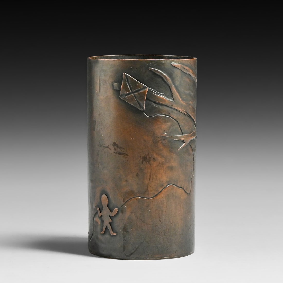 Contemporary Arts & Crafts Hammered Copper Boy & Kite Vase c1990s: Contemporary Arts & Crafts Hammered Copper Boy & Kite Vase c1990s. Unsigned. Excellent original patina. 3.5"h x 2"d FREE NATIONWIDE SHIPPING Free Nationwide Shipping within the lower 48 states for all