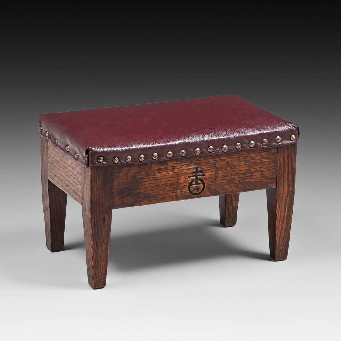 Roycroft #048 Oak Footstool c1910: Roycroft #048 Oak Footstool c1910. Signed. Excellent original finish. 15.25"w x 9.25"d x 10"h FREE NATIONWIDE SHIPPING Free Nationwide Shipping within the lower 48 states for all purchases at our