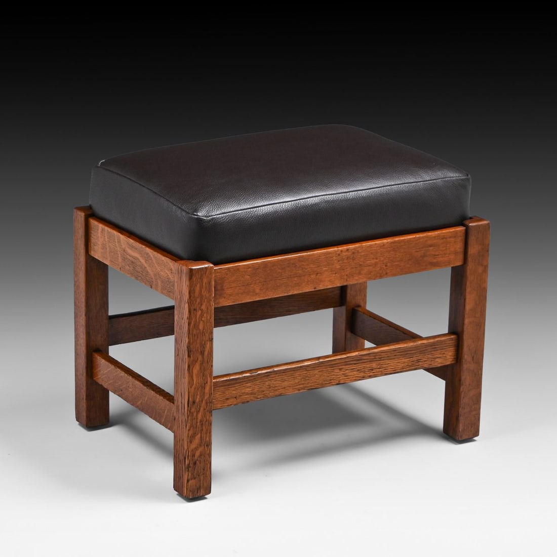 L&JG Stickley Oak Footstool c1908-1912: L&JG Stickley Oak Footstool c1908-1912. Signed. Excellent original finish. 20"w x 14"d x 17.5"h FREE NATIONWIDE SHIPPING Free Nationwide Shipping within the lower 48 states for all purchases at our Tw