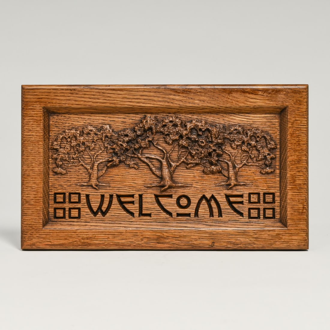 Vollman Woodworking - Nashville, TN Arts & Crafts Carved Oak Welcome Sign c2010: Vollman Woodworking - Nashville, TN Arts & Crafts Carved Oak Welcome Sign c2010. Signed. Excellent condition. 6.75"h x 11.75"w FREE NATIONWIDE SHIPPING Free Nationwide Shipping within the lower 48 sta