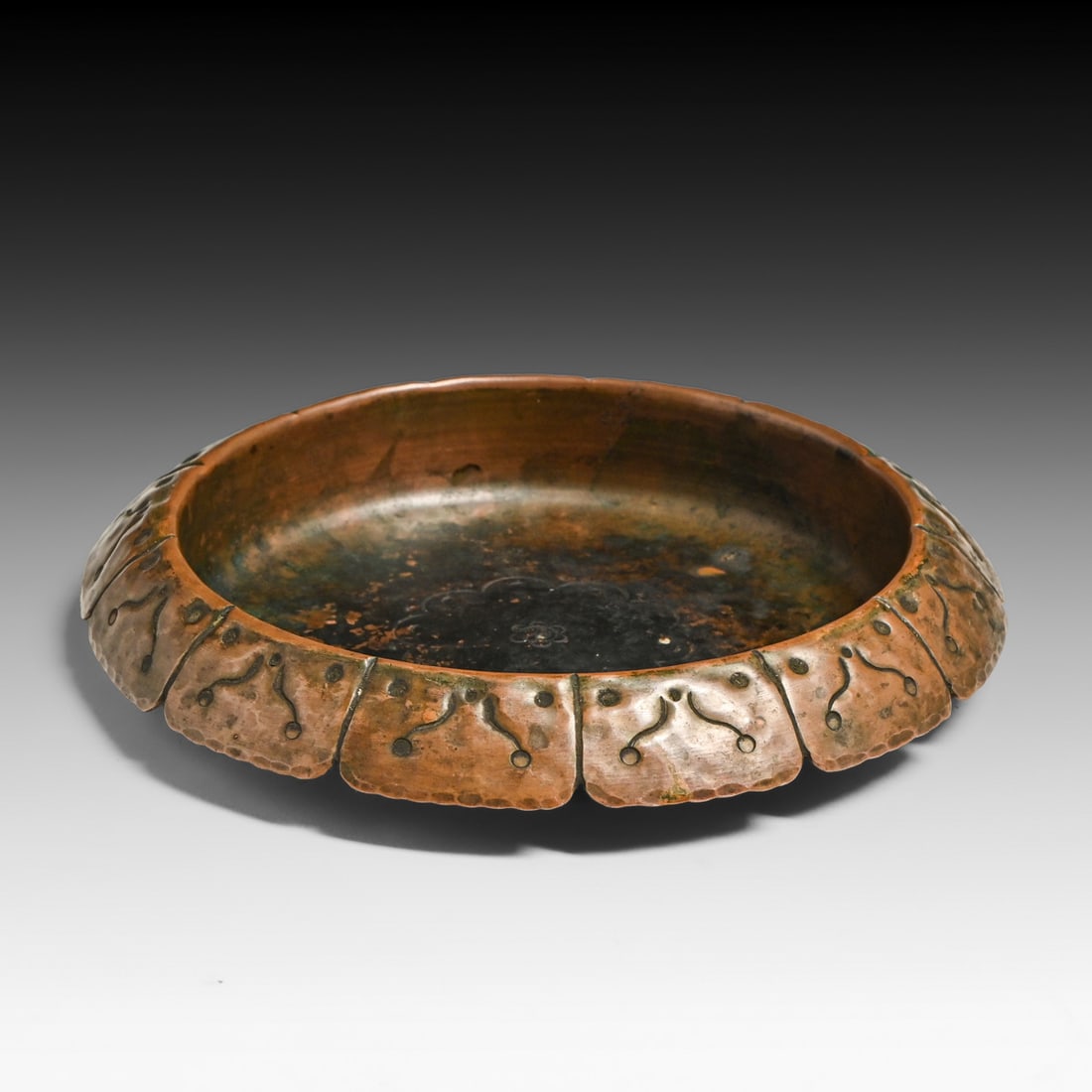 Arts & Crafts Hammered Copper Scalloped Edge Ashtray c1910s (1 of 4)