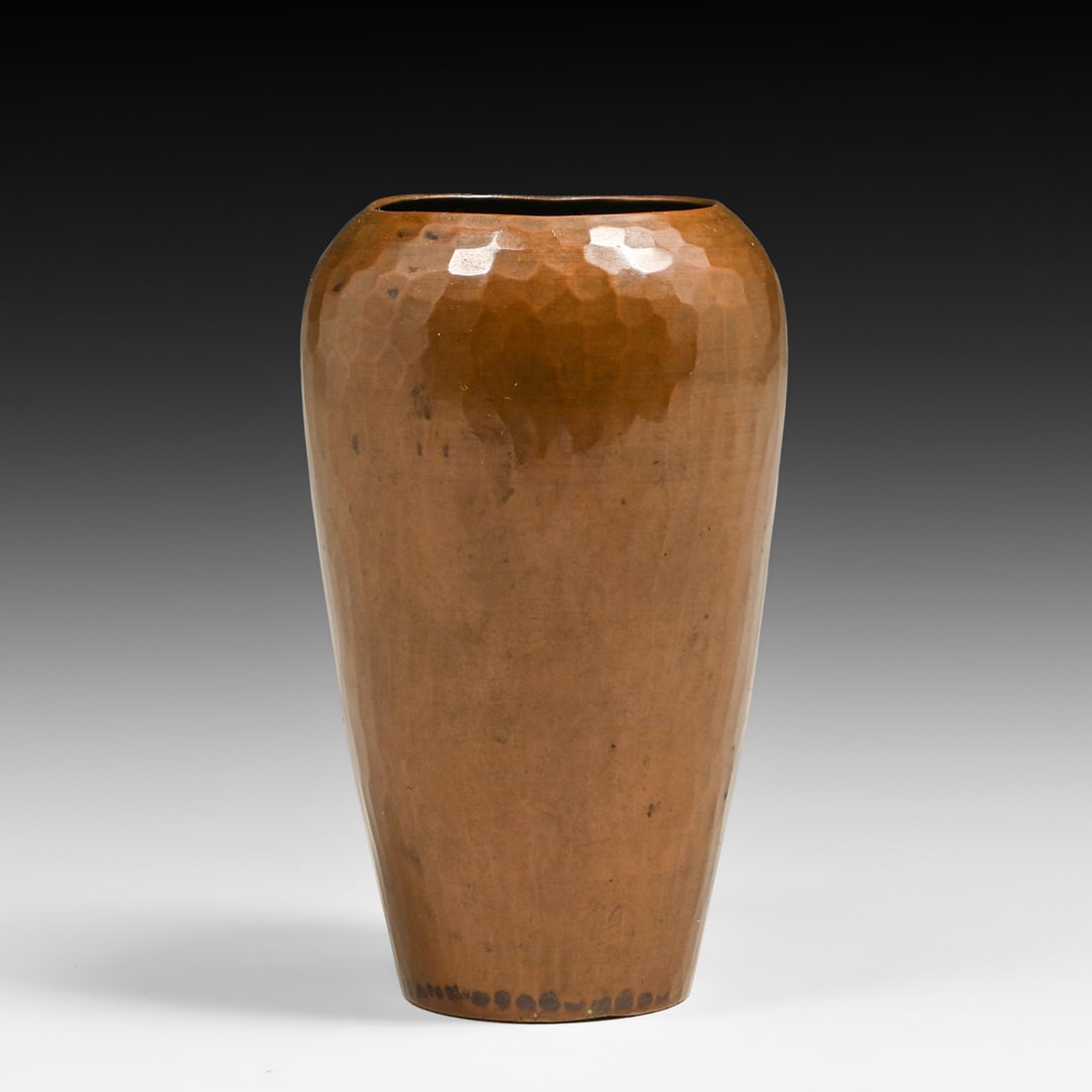 Roycroft Hammered Copper Vase c1920s: Roycroft Hammered Copper Vase c1920s. Signed. Excellent original patina. Rim slightly out of round. 4.5"h x 2.75"d FREE NATIONWIDE SHIPPING Free Nationwide Shipping within the lower 48 states for all