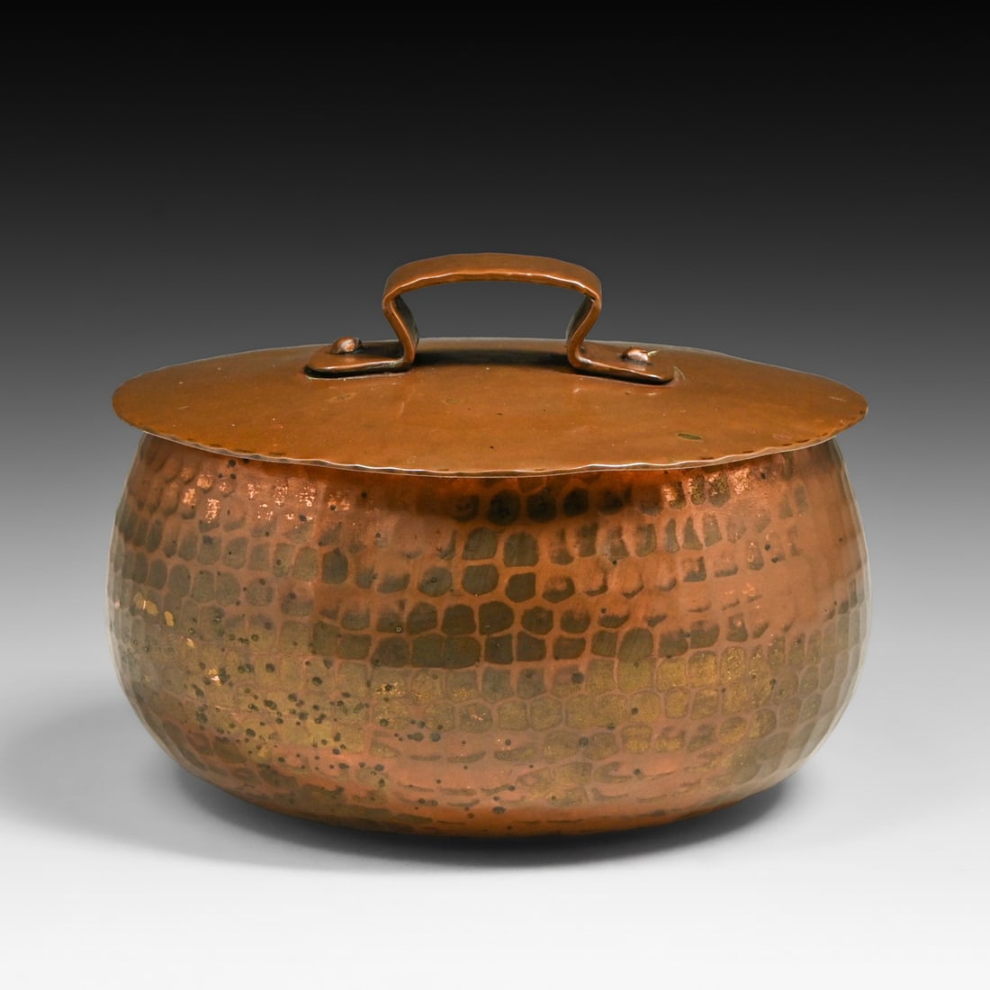 Roycroft Hammered Copper Covered Bowl c1920s: Roycroft Hammered Copper Covered Bowl c1920s. Signed. Worn original patina. 3.5"h x 5"d FREE NATIONWIDE SHIPPING Free Nationwide Shipping within the lower 48 states for all purchases at our Two-Day
