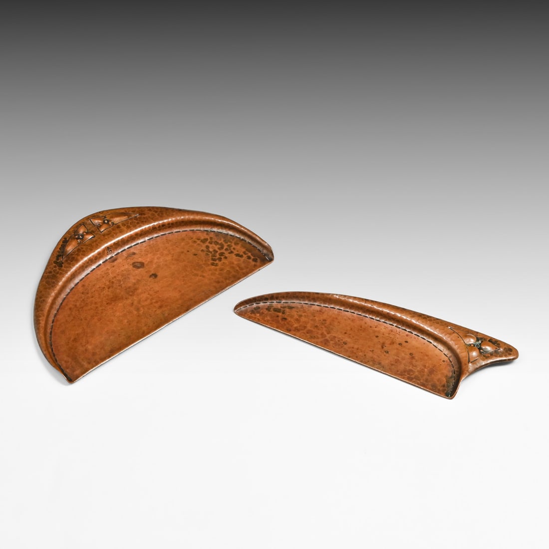 Roycroft Hammered Copper Crumber Set c1920s: Roycroft Hammered Copper Crumber Set c1920s. Signed. Original patina. Larger 8.25" x 5.25" FREE NATIONWIDE SHIPPING Free Nationwide Shipping within the lower 48 states for all purchases at our
