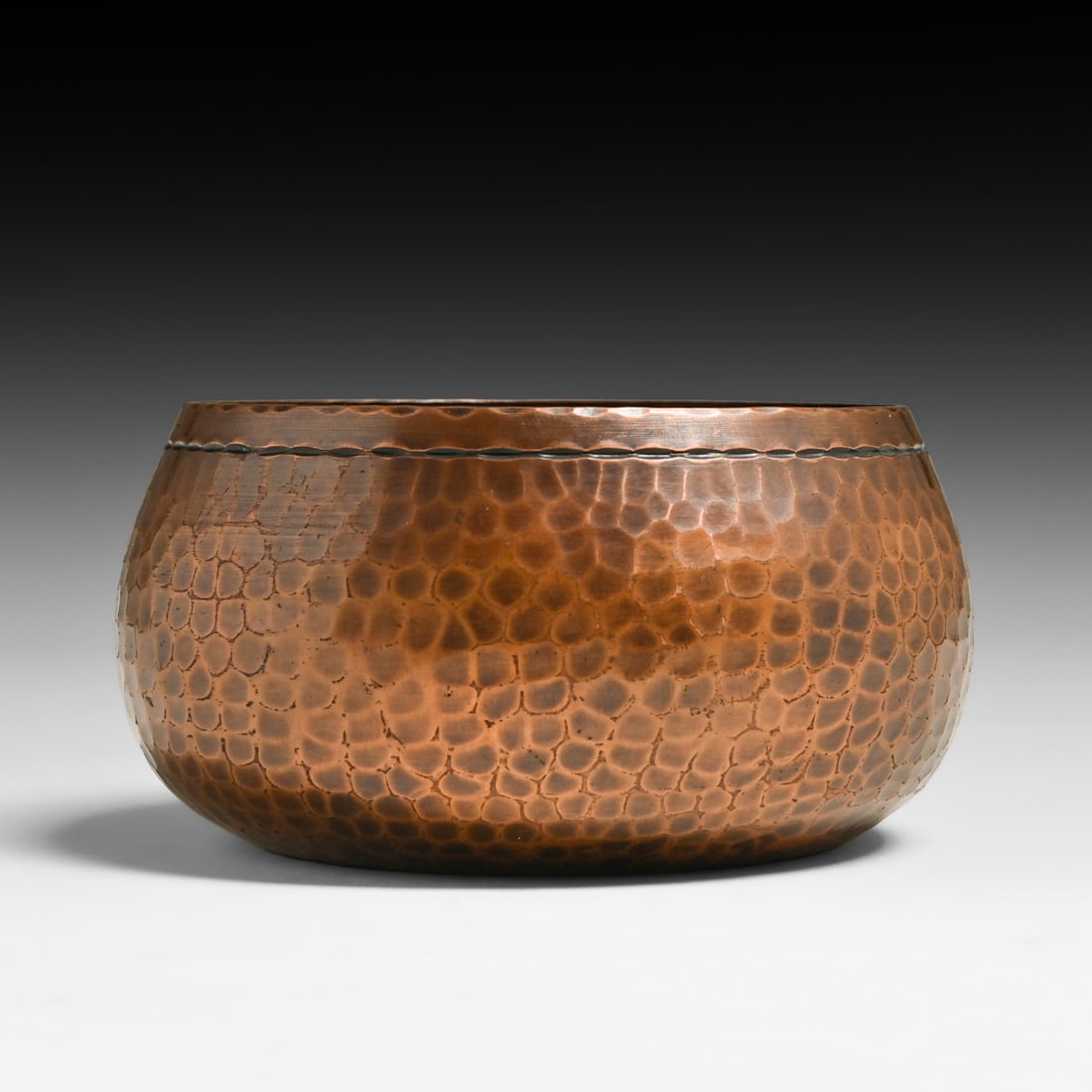 Roycroft Hammered Copper Bowl c1920s: Roycroft Hammered Copper Bowl c1920s. Signed. Excellent original patina. 4.5"d x 2.5"h FREE NATIONWIDE SHIPPING Free Nationwide Shipping within the lower 48 states for all purchases at our Two-Day