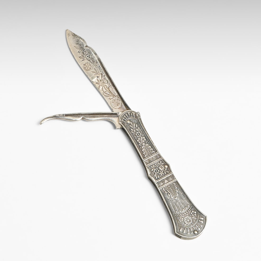 Antique Victorian Sterling Silver Folding Pocket Fruit Knife with Seed Pick, Intricately Engraved: Antique Victorian Sterling Silver Folding Pocket Fruit Knife with Seed Pick, Intricately Engraved Floral Motif c1880/1890s. Unsigned. Excellent condition. 5.5" open (3.25" closed) x 1" FREE NATIONWIDE