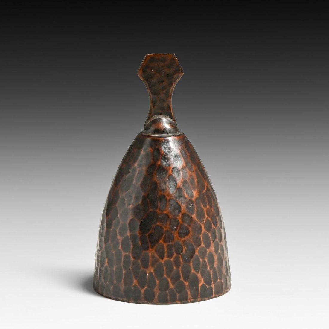 Roycroft Hammered Copper Dinner Bell c1920s: Roycroft Hammered Copper Dinner Bell c1920s. Unsigned. Excellent new patina. 3"h x 1.75"d FREE NATIONWIDE SHIPPING Free Nationwide Shipping within the lower 48 states for all purchases at our Two-Day