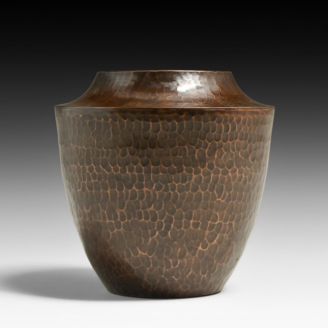 Roycroft Hammered Copper Vase c1920s: Roycroft Hammered Copper Vase c1920s. Signed. Excellent new patina. 5"h x 5.25"d FREE NATIONWIDE SHIPPING Free Nationwide Shipping within the lower 48 states for all purchases at our Two-Day Auction. 