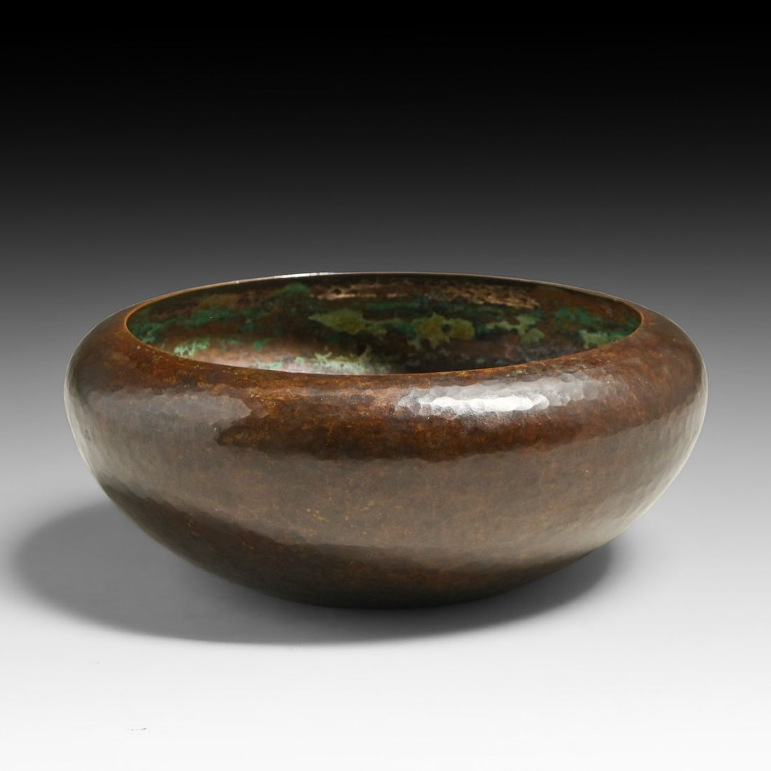 Falick Novick - Chicago Hammered Copper Bowl c1910: Falick Novick - Chicago Hammered Copper Bowl c1910. Signed. Excellent original patina. 8.75"d x 3.75"h FREE NATIONWIDE SHIPPING Free Nationwide Shipping within the lower 48 states for all purchases
