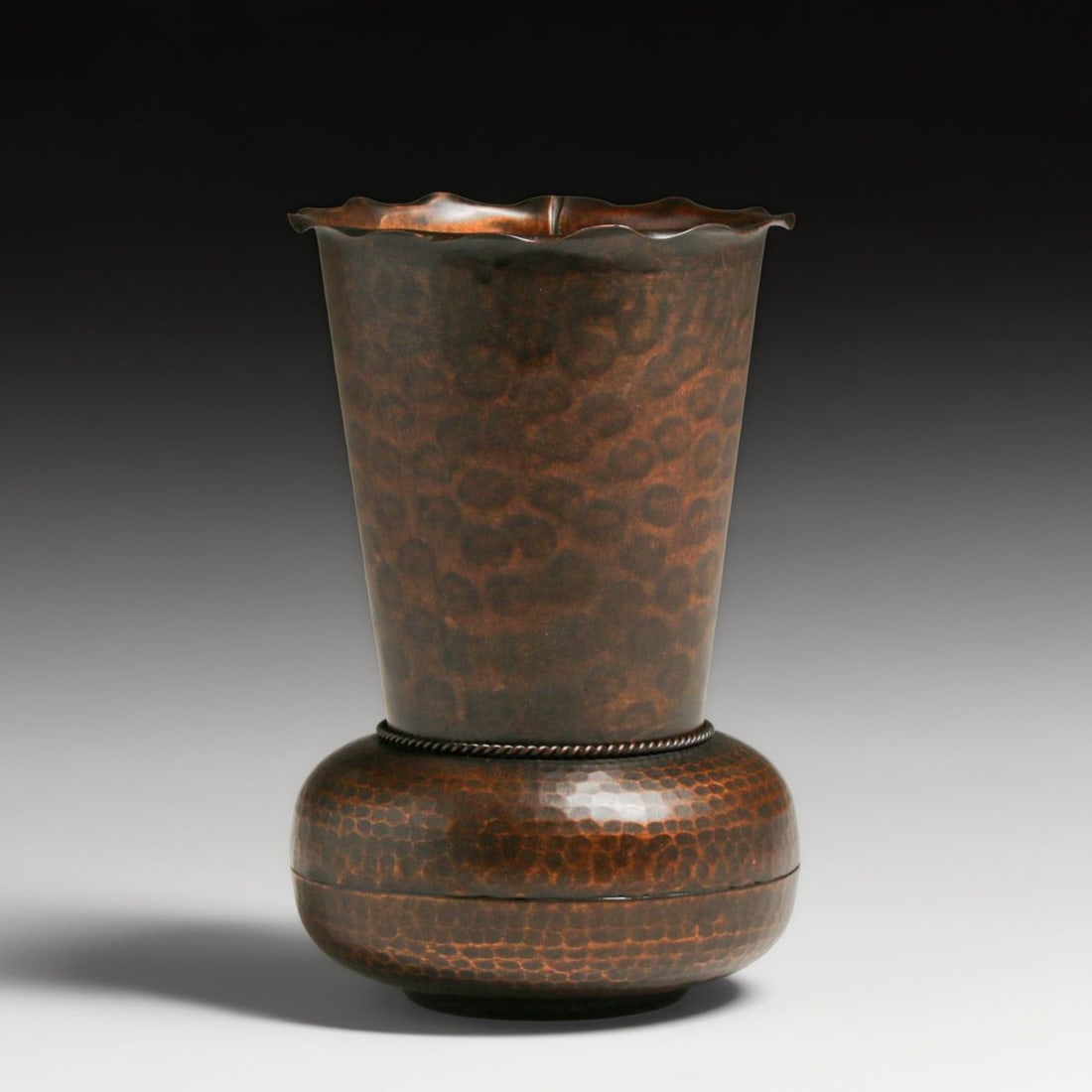 Vermont Hammered Copper Vase c1930s: Vermont Hammered Copper Vase c1930s. Signed. Excellent new patina. 6.75”h x 4.25”d FREE NATIONWIDE SHIPPING Free Nationwide Shipping within the lower 48 states for all purchases at our Two