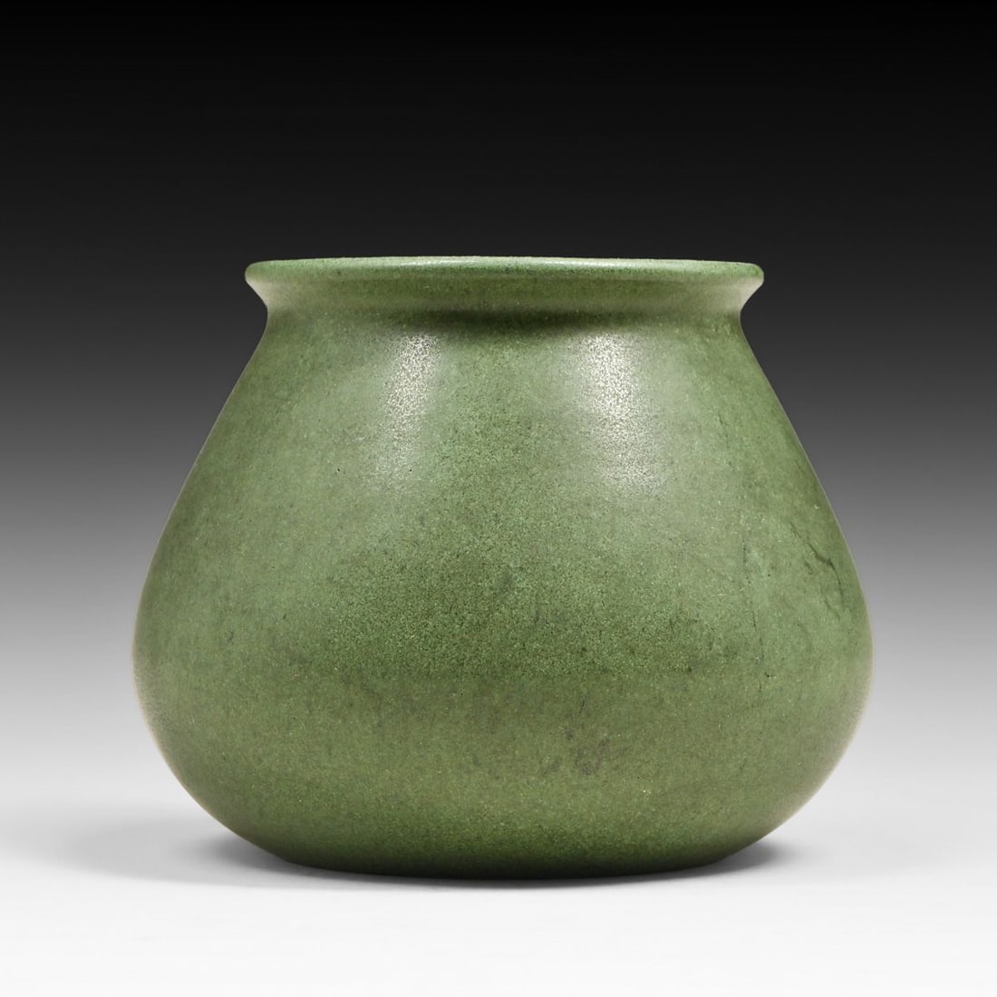 Marblehead Pottery Matte Green Vase c1910: Marblehead Pottery Matte Green Vase c1910. Signed. Perfect condition. 3.5"h x 4.25"d FREE NATIONWIDE SHIPPING Free Nationwide Shipping within the lower 48 states for all purchases at our Two-Day Aucti