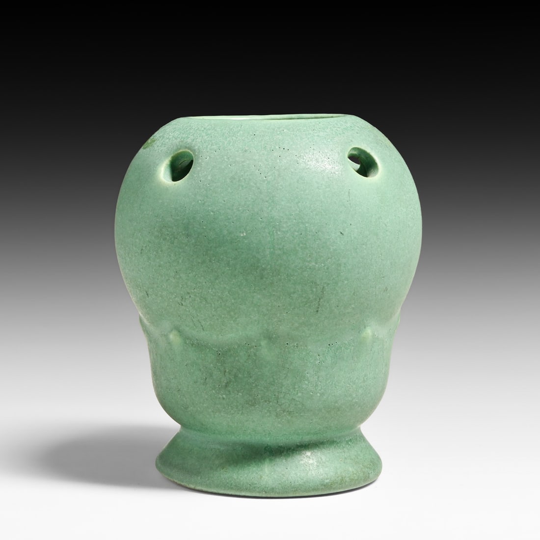 Niloak Pottery Matte Green Vase c1930s: Niloak Pottery Matte Green Vase c1930s. Signed. Perfect condition. 4.5"h x 4"d FREE NATIONWIDE SHIPPING Free Nationwide Shipping within the lower 48 states for all purchases at our Two-Day Auction.