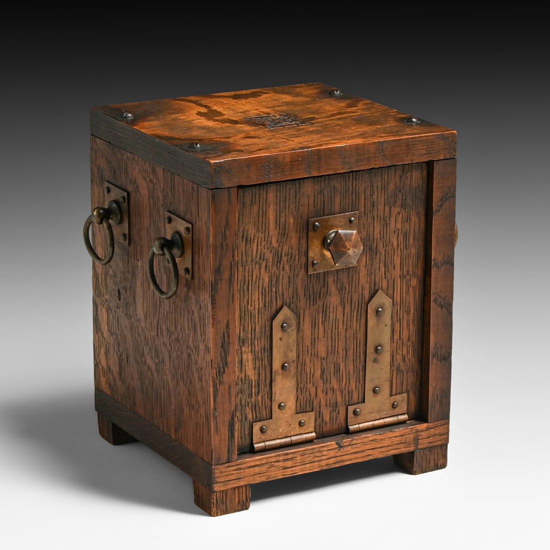 The Craft Shop - Philadelphia Arts & Crafts Oak & Brass Humidor Box c1910: The Craft Shop - Philadelphia Arts & Crafts Oak & Brass Humidor Box c1910. Signed. Excellent original finish. 6.5"h x 6"w x 5.5"d FREE NATIONWIDE SHIPPING Free Nationwide Shipping within the lower 48