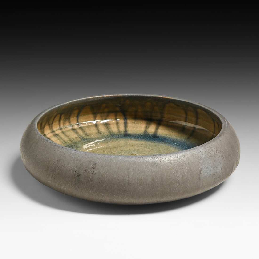 Minneapolis Handicraft Guild Matte Glazed Closed Bowl 1904-1918: Minneapolis Handicraft Guild Matte Glazed Closed Bowl 1904-1918. Unsigned. Perfect condition. 8"d x 2"h FREE NATIONWIDE SHIPPING Free Nationwide Shipping within the lower 48 states for all purchases a