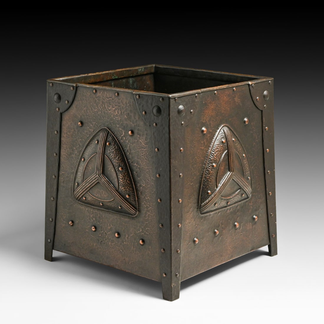 German Arts & Crafts Hammered Copper & Brass Square Jardiniere c1905: German Arts & Crafts Hammered Copper & Brass Square Jardiniere c1905. Unsigned. Color added to original patina. 11.5"h x 10.75" x 10.75" base. 10" x 10" top. FREE NATIONWIDE SHIPPING Free Nationwide S