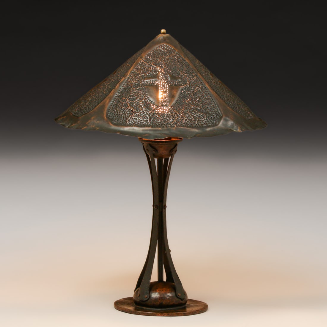 Arts & Crafts Strap-Form Hammered Copper & Brass Pierced Shade Lamp c1900: Arts & Crafts Strap-Form Hammered Copper & Brass Pierced Shade Lamp c1900. Unsigned. Excellent original patina. 18.5”h x 13.75”d FREE NATIONWIDE SHIPPING Free Nationwide Shipping within