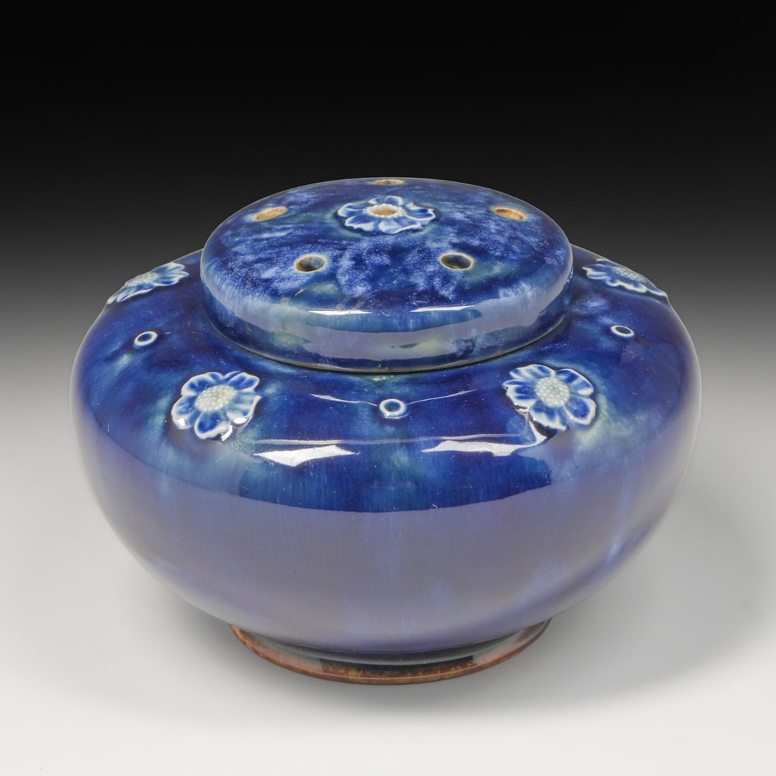 Royal Doulton Potpourri Jar c1900s: Royal Doulton Potpourri Jar c1900s. Signed. Perfect condition. 4"h x 5.75"d FREE NATIONWIDE SHIPPING Free Nationwide Shipping within the lower 48 states for all purchases at our Two-Day Auction.