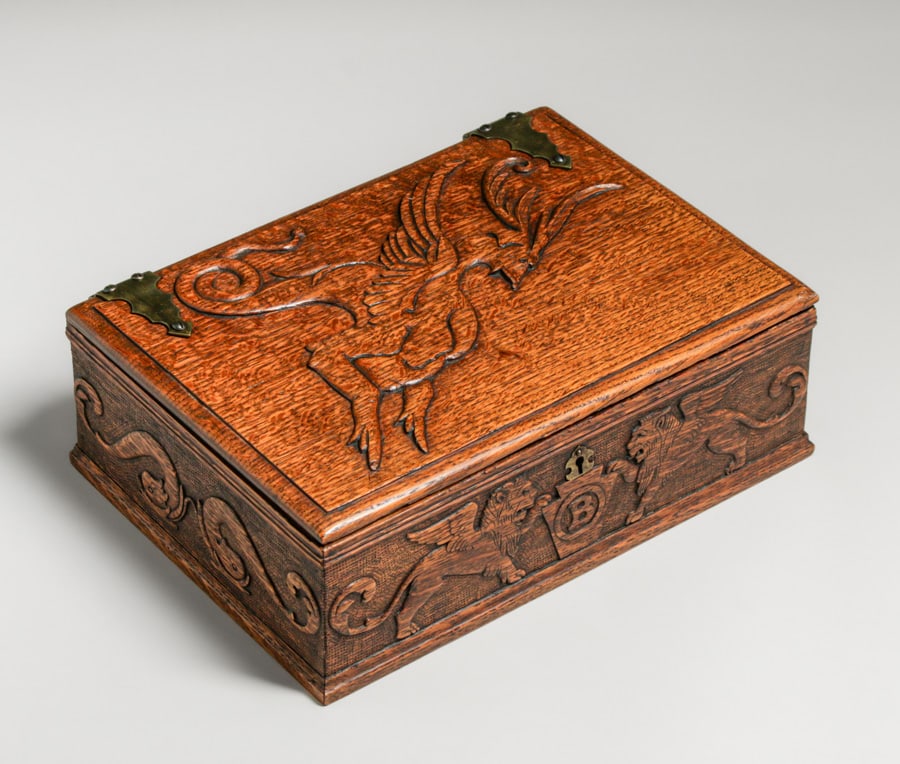 English Arts & Crafts Sterling Silver Manicure Set & Carved Oak Box 1902: English Arts & Crafts Sterling Silver Manicure Set & Carved Oak Box 1902. Excellent original finish. 13"w x 9.75"d x 4.5"h FREE NATIONWIDE SHIPPING Free Nationwide Shipping within the lower 48 states 