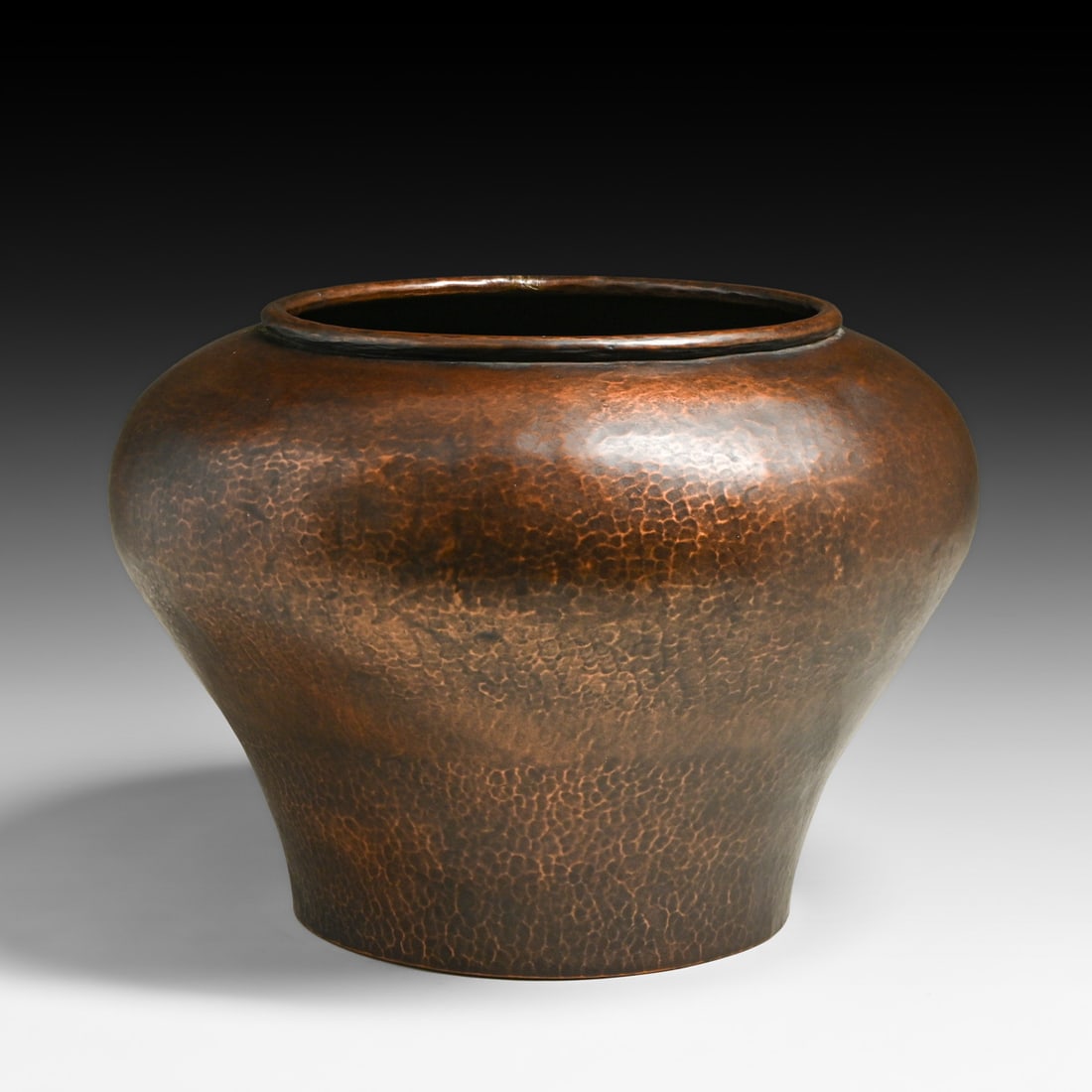 Arts & Crafts Period Hammered Copper Jardiniere c1910: Arts & Crafts Period Hammered Copper Jardiniere c1910. Unsigned. Excellent new patina. 12"d x 9"h FREE NATIONWIDE SHIPPING Free Nationwide Shipping within the lower 48 states for all purchases at our 