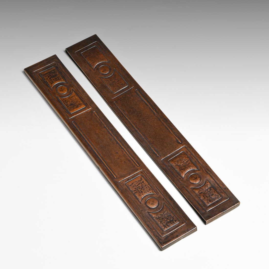 Minneapolis Handicraft Guild Hammered Copper Blotter Ends c1910: Minneapolis Handicraft Guild Hammered Copper Blotter Ends c1910. Signed. Excellent new patina. Each end 14" x 2.25" FREE NATIONWIDE SHIPPING Free Nationwide Shipping within the lower 48 states for all