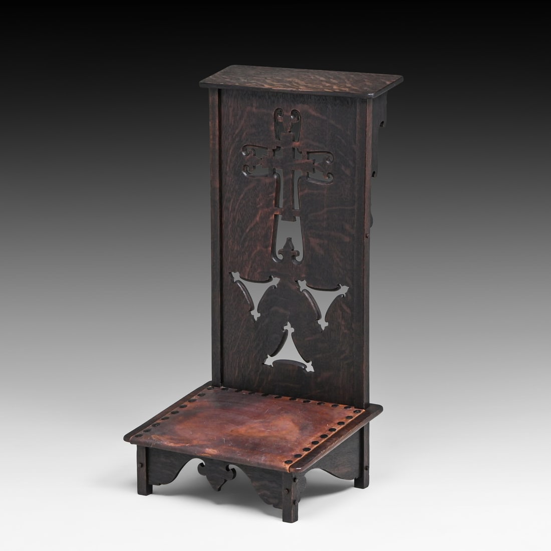 Charles Rohlfs Carved Oak Prie-Dieu (Kneeler) c1900: Charles Rohlfs Carved Oak Prie-Dieu (Kneeler) c1900. Unsigned. Cleaned original finish. Leather has been professionally replaced using period hard leather. exhibited: Wright, Roycroft, Stickley and Ro