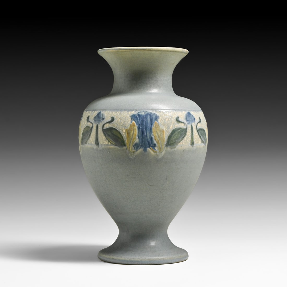 Roseville Pottery "Victorian Art" Vase c1920s: Roseville Pottery "Victorian Art" Vase c1920s. Signed. Perfect condition. 10.5"h x 7"d FREE NATIONWIDE SHIPPING Free Nationwide Shipping within the lower 48 states for all purchases at our Two-Day Auc