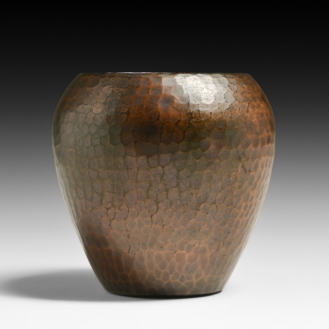 Roycroft Hammered Copper Bulbous Vase c1920s: Roycroft Hammered Copper Bulbous Vase c1920s. Signed. Excellent original patina. 4.75"h x 4.75"d FREE NATIONWIDE SHIPPING Free Nationwide Shipping within the lower 48 states for all purchases at our