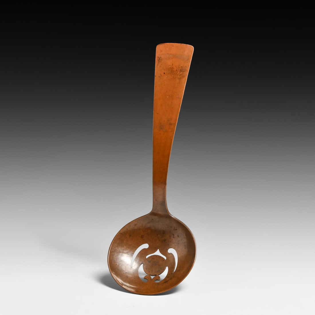 Minneapolis Handicraft Guild Hammered Copper Cutout Spoon c1910: Minneapolis Handicraft Guild Hammered Copper Cutout Spoon c1910. Signed. Excellent original patina. 9" x 3"w FREE NATIONWIDE SHIPPING Free Nationwide Shipping within the lower 48 states for all