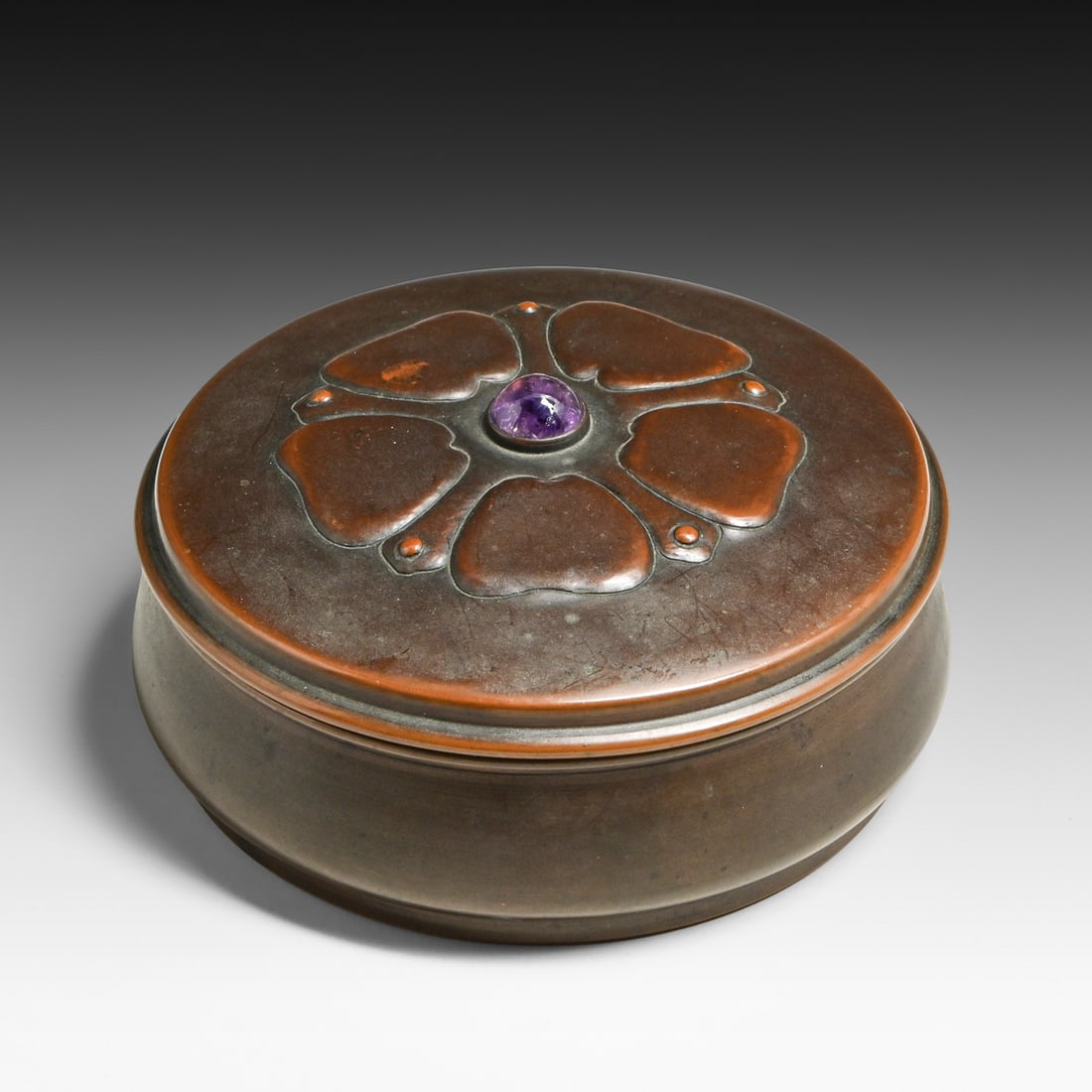 Minneapolis Handicraft Guild Hammered Copper & Amethyst Jewelry Box c1910: Minneapolis Handicraft Guild Hammered Copper & Amethyst Jewelry Box c1910. Signed. Excellent original patina. 5"d x 2.5"h FREE NATIONWIDE SHIPPING Free Nationwide Shipping within the lower 48 states f