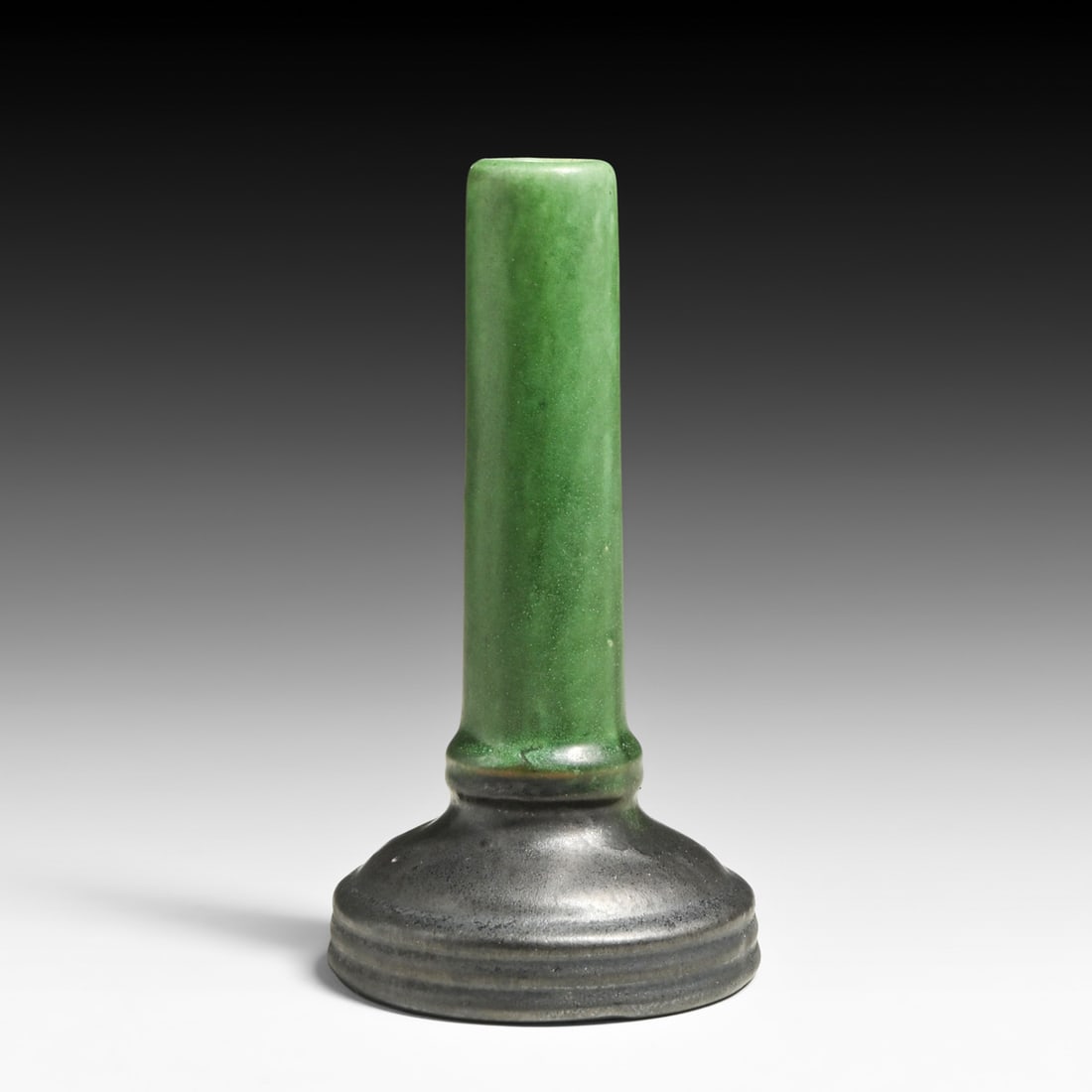 Peters & Reed Matte Green Bud Vase c1910s: Peters & Reed Matte Green Bud Vase c1910s. Unsigned. Perfect condition. 6"h x 3"d FREE NATIONWIDE SHIPPING Free Nationwide Shipping within the lower 48 states for all purchases at our Two-Day Auction.