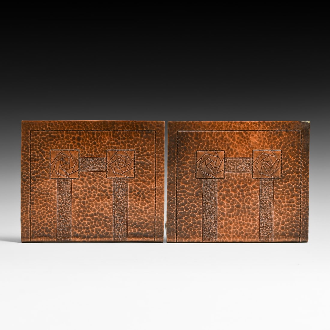 Scottish Glasgow Rose Hammered Copper Bookends c1910: Scottish Glasgow Rose Hammered Copper Bookends c1910. Unsigned. Excellent new patina. 4.5"h x 5"w FREE NATIONWIDE SHIPPING Free Nationwide Shipping within the lower 48 states for all purchases at our