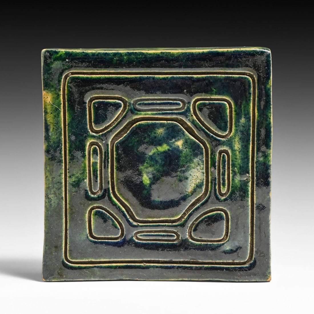 Minneapolis Handicraft Guild Hand-Carved Tile 1904-1918: Minneapolis Handicraft Guild Hand-Carved Tile 1904-1918. Signed by student artist. Perfect condition. 4 5/8" x 4 5/8" FREE NATIONWIDE SHIPPING Free Nationwide Shipping within the lower 48 states for