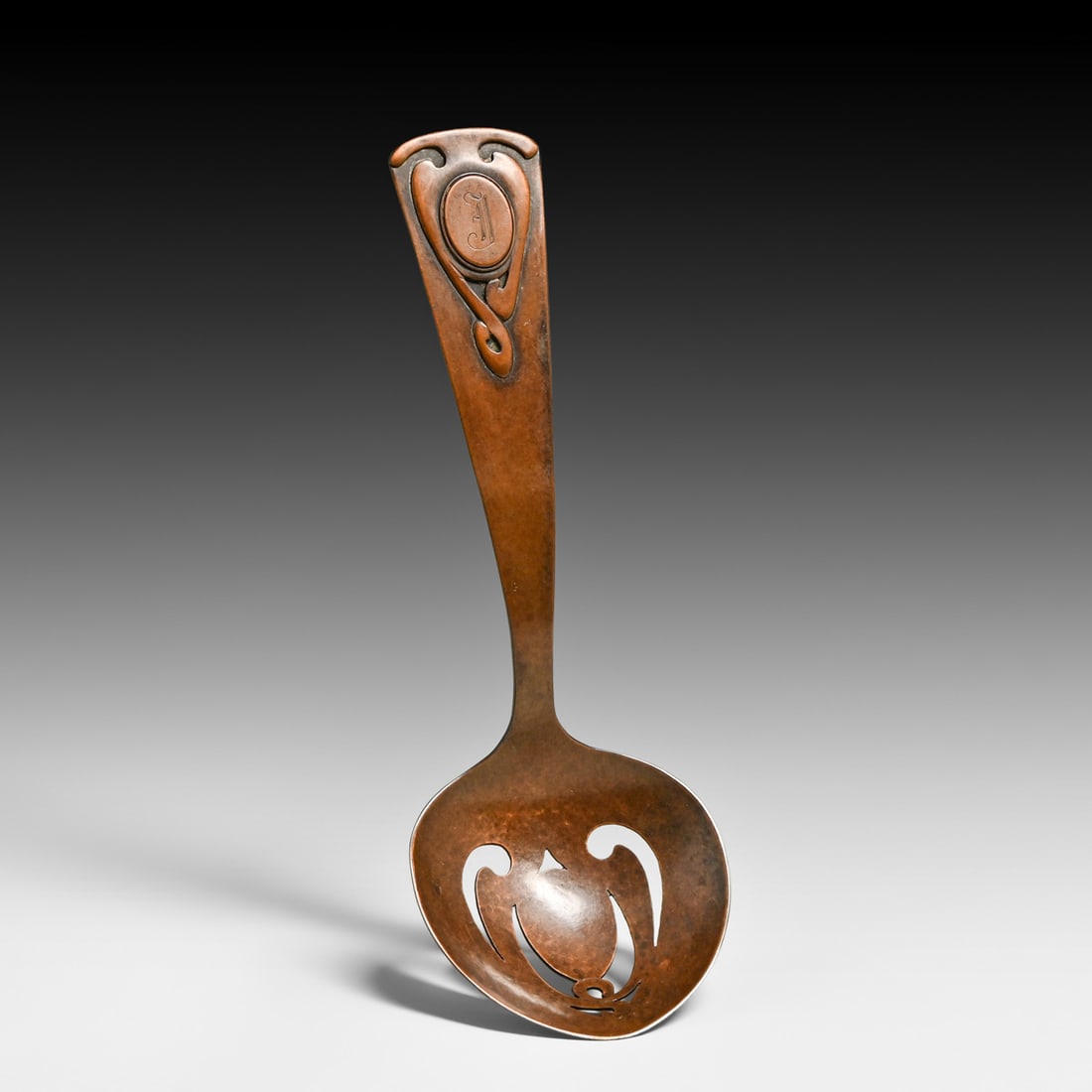 Minneapolis Handicraft Guild Hammered Copper Cutout Spoon c1910: Minneapolis Handicraft Guild Hammered Copper Cutout Spoon c1910. Unsigned. Excellent new patina. 9" long x 3.25"w FREE NATIONWIDE SHIPPING Free Nationwide Shipping within the lower 48 states for all