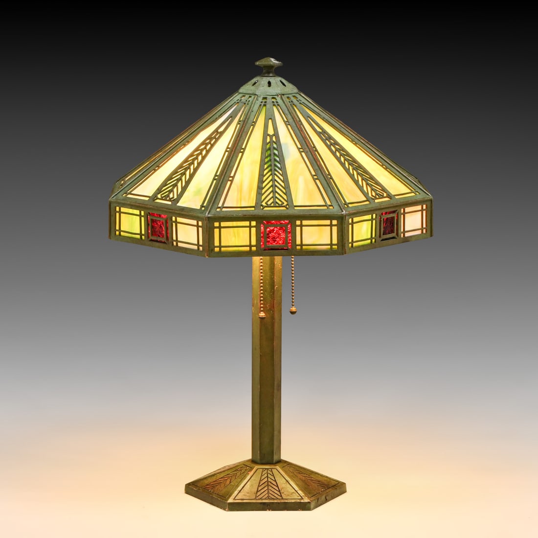 Bradley & Hubbard #216 Prairie School Overlay Slag Glass Lamp c1910: Bradley & Hubbard #216 Prairie School Overlay Slag Glass Lamp c1910. Signed. Excellent original patina. Original slag glass in perfect condition. 21.5"h x 16"d FREE NATIONWIDE SHIPPING Free