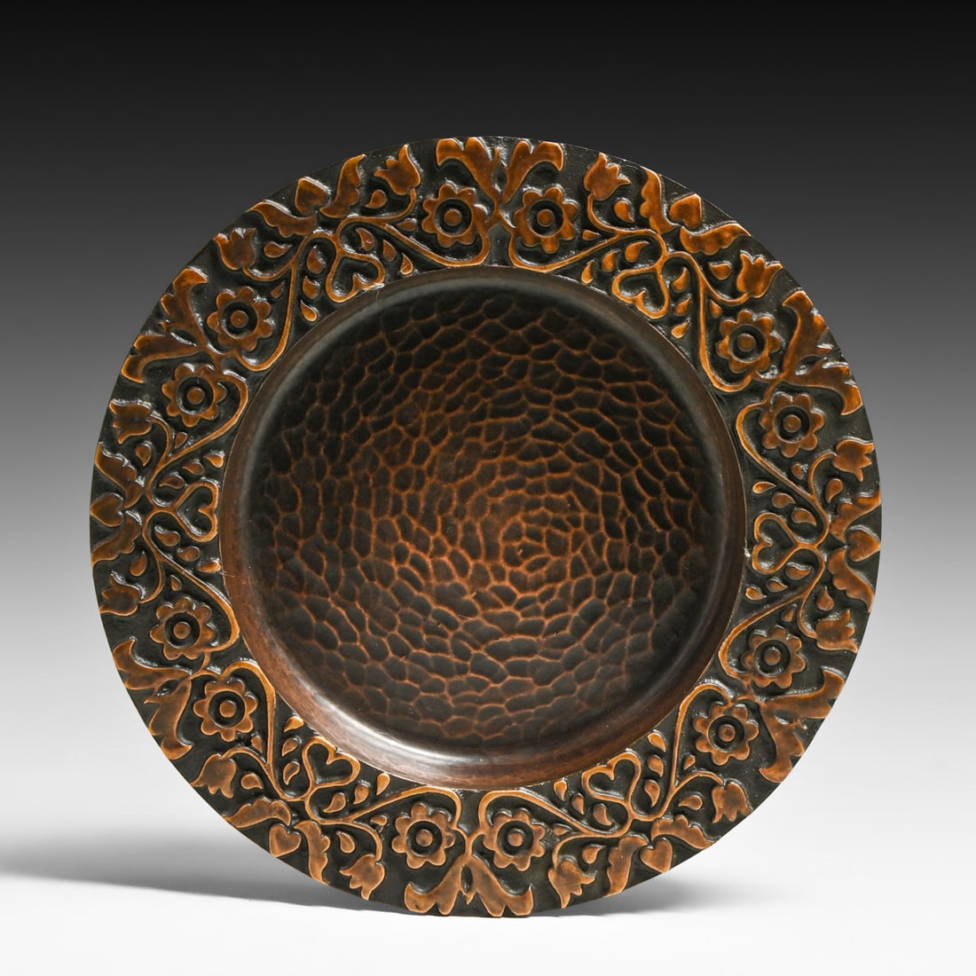 Arts & Crafts Period Hammered Copper Tray c1910: Arts & Crafts Period Hammered Copper Tray c1910. Unsigned. Excellent new patina. 5.75"d x 0.75"h FREE NATIONWIDE SHIPPING Free Nationwide Shipping within the lower 48 states for all purchases at our