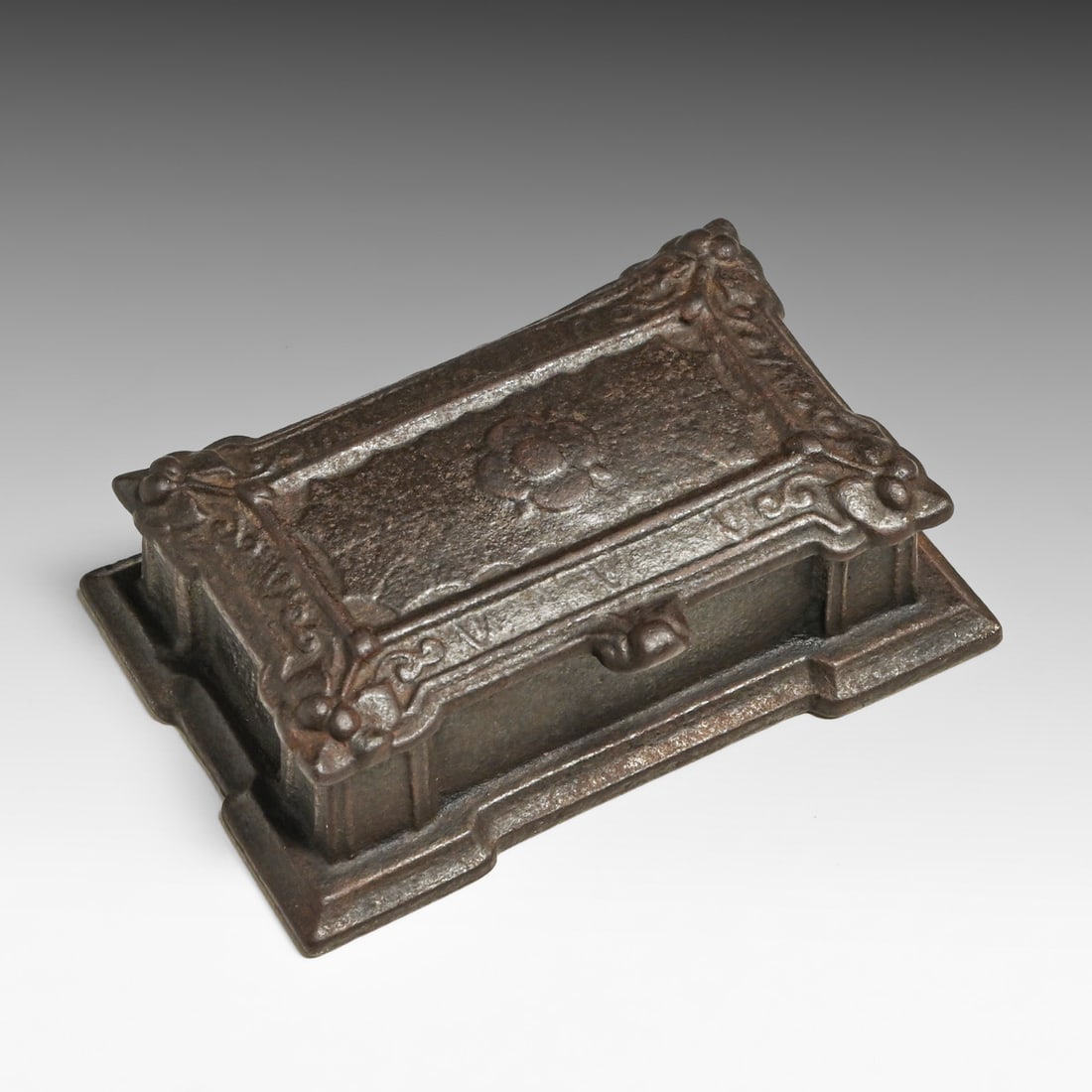 E.G. Zimmermann - German Art Nouveau Cast Iron Box c1890s: E.G. Zimmermann - German Art Nouveau Cast Iron Box c1890s. Signed. Excellent original patina. 3 3/8"w x 2 1/8" x 1 1/8"h FREE NATIONWIDE SHIPPING Free Nationwide Shipping within the lower 48 states