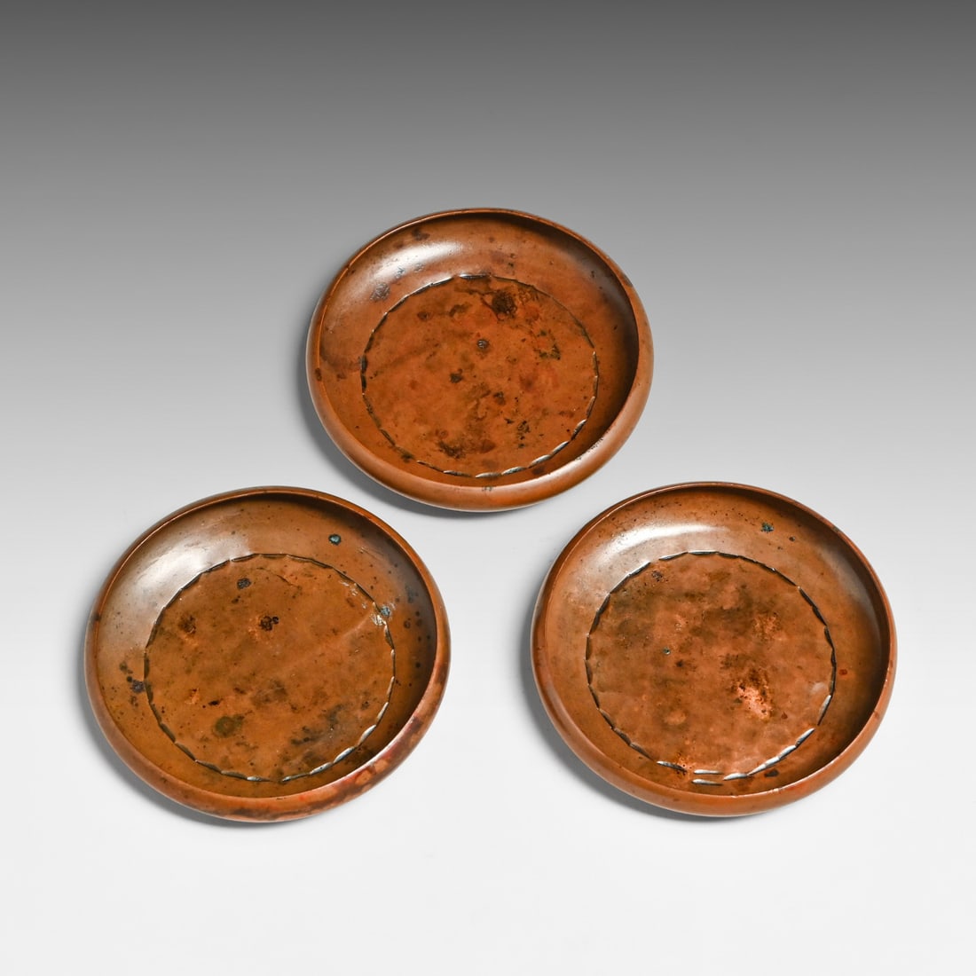 Set of 3 Arts & Crafts Period Hammered Copper Ashtrays c1920s: Set of 3 Arts & Crafts Period Hammered Copper Ashtrays c1920s. Appears to be Roycroft. Unsigned. Discolored original patina. 3"d FREE NATIONWIDE SHIPPING Free Nationwide Shipping within the lower 48