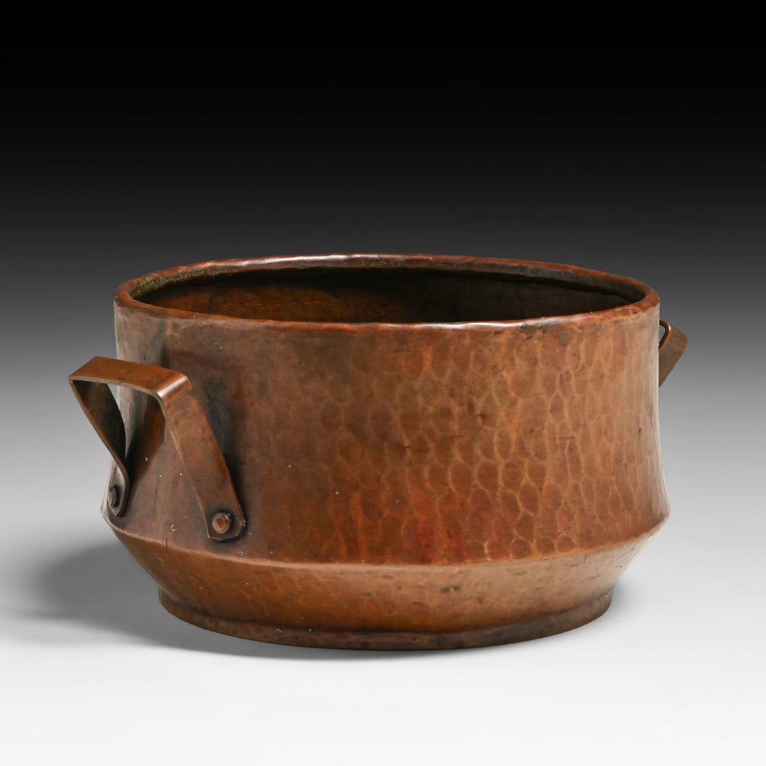 Falick Novick – Chicago Hammered Copper Bowl c1910s: Falick Novick – Chicago Hammered Copper Bowl c1910s. Signed. Excellent original patina. Novick was born in Russia and emigrated to New York in 1893 at the age of 15. By 1907 he moved to Chicago and