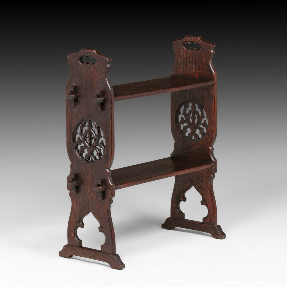 American Arts & Crafts Gothic Hand-Carved Oak Bookshelf c1905: American Arts & Crafts Gothic Hand-Carved Oak Bookshelf c1905. Similar to Rose Valley or Biltmore Industries. Unsigned. Excellent original finish. 30 5/8"h x 23.5"w x 8.5"d FREE NATIONWIDE SHIPPING