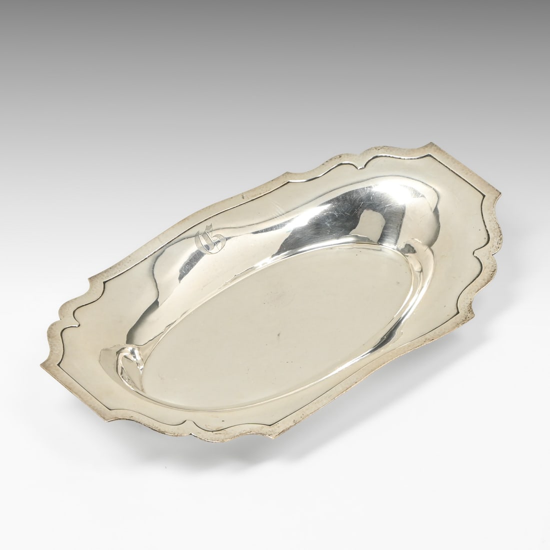 Shreve & Co. Sterling Silver Serving Dish c1910s: Shreve & Co. Sterling Silver Serving Dish c1910s. Marked SHREVE & CO / STERLING / SAN FRANCISCO / 3825. Excellent condition. 8.75" x 13.5" x 3" FREE NATIONWIDE SHIPPING Free Nationwide Shipping