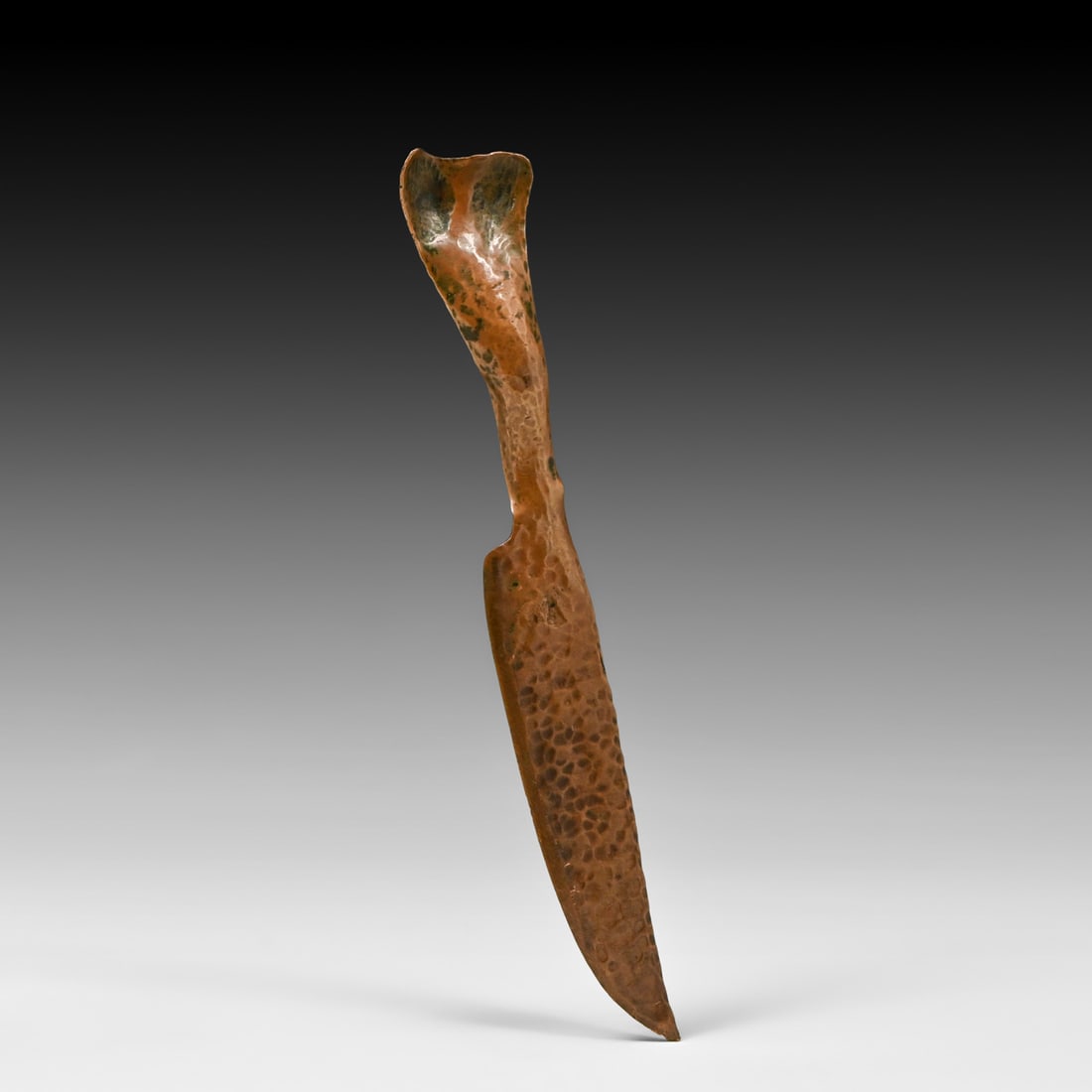 Early Roycroft Hammered Copper Paper Knife c1907-1909: Early Roycroft Hammered Copper Paper Knife c1907-1909. Signed with an early variation of their mark. The mark was used very briefly just after the typewrite "R" mark. 8.75" ling x 1.25"w FREE NATIONWI