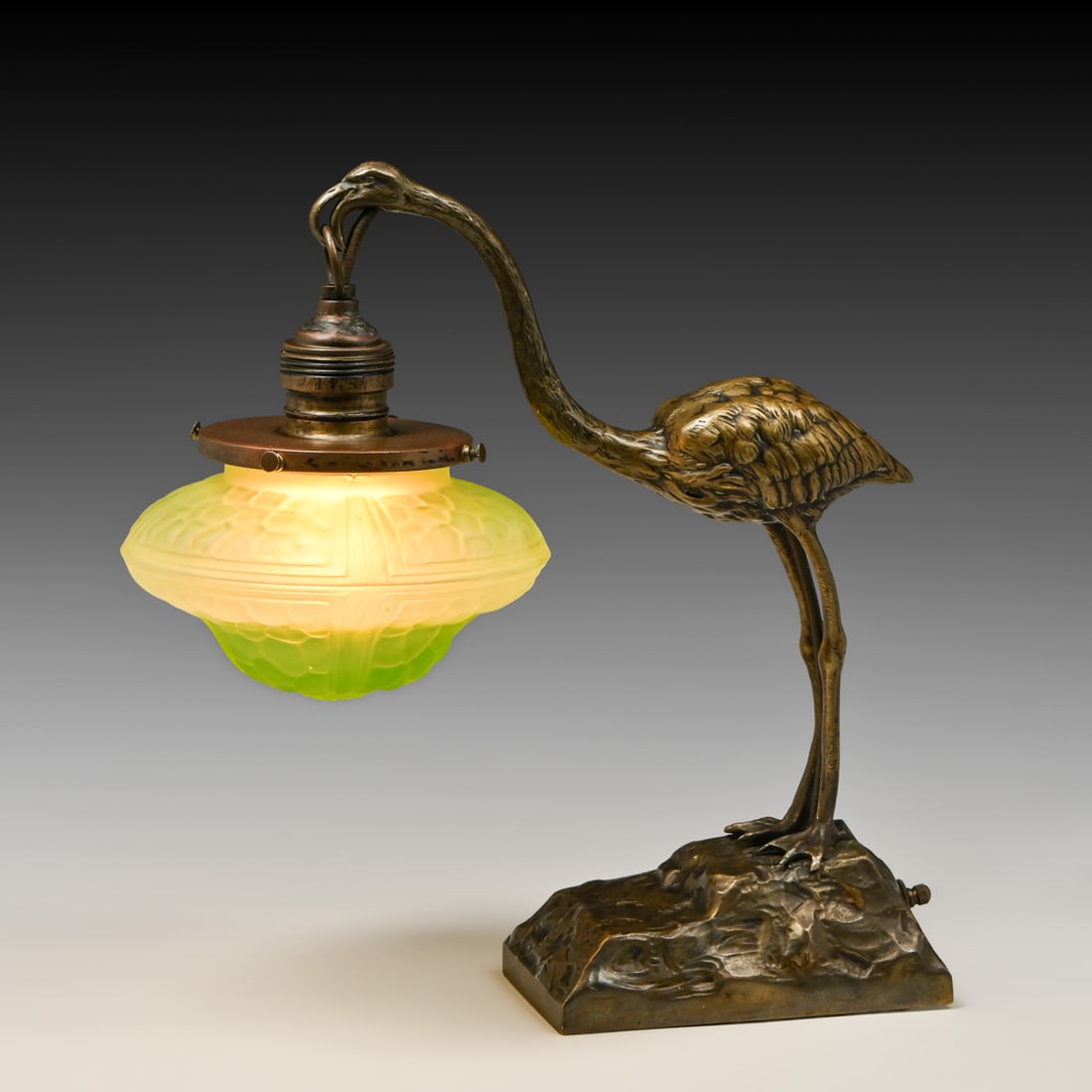 French Art Deco Bronze Figural "Heron" Desk Lamp c1920s: French Art Deco Bronze Figural "Heron" Desk Lamp c1920s. Unsigned, attributed to Degué. Excellent original patina. Original glass shade in perfect condition. 11.5"h x 11"w x 6"d FREE NATIONWIDE SHIPP