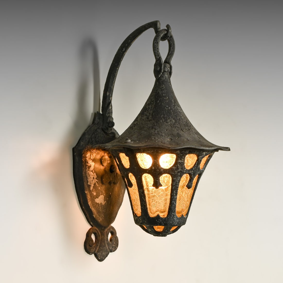 Arts & Crafts Cast-Iron Outdoor Wall Sconce c1920 (1 of 5)