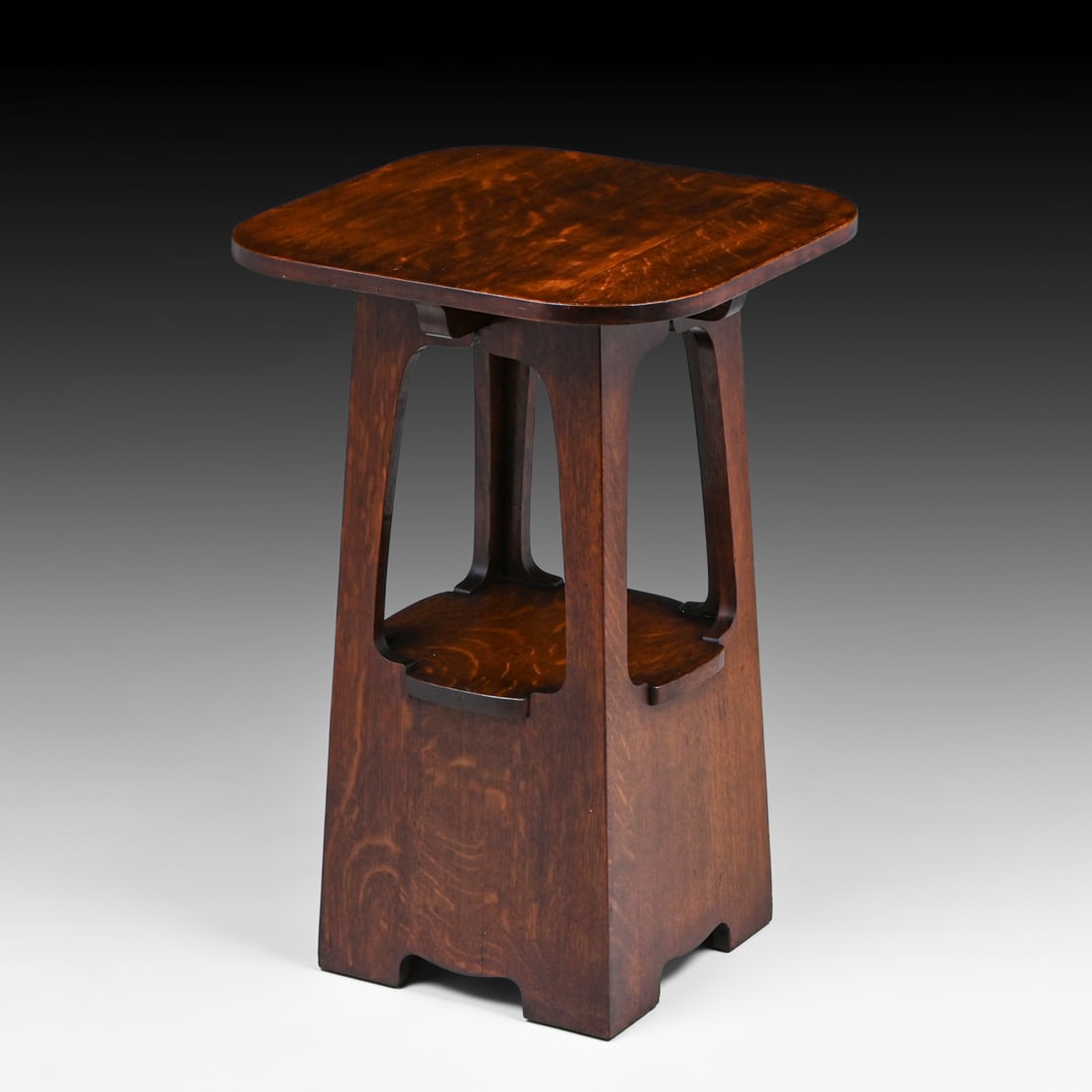 Limbert Oak Pagoda Lamp Table c1910: Limbert Oak Pagoda Lamp Table c1910. Signed with branded mark. Excellent original finish. 30.25"h x 20" x 20" FREE NATIONWIDE SHIPPING Free Nationwide Shipping within the lower 48 states for all