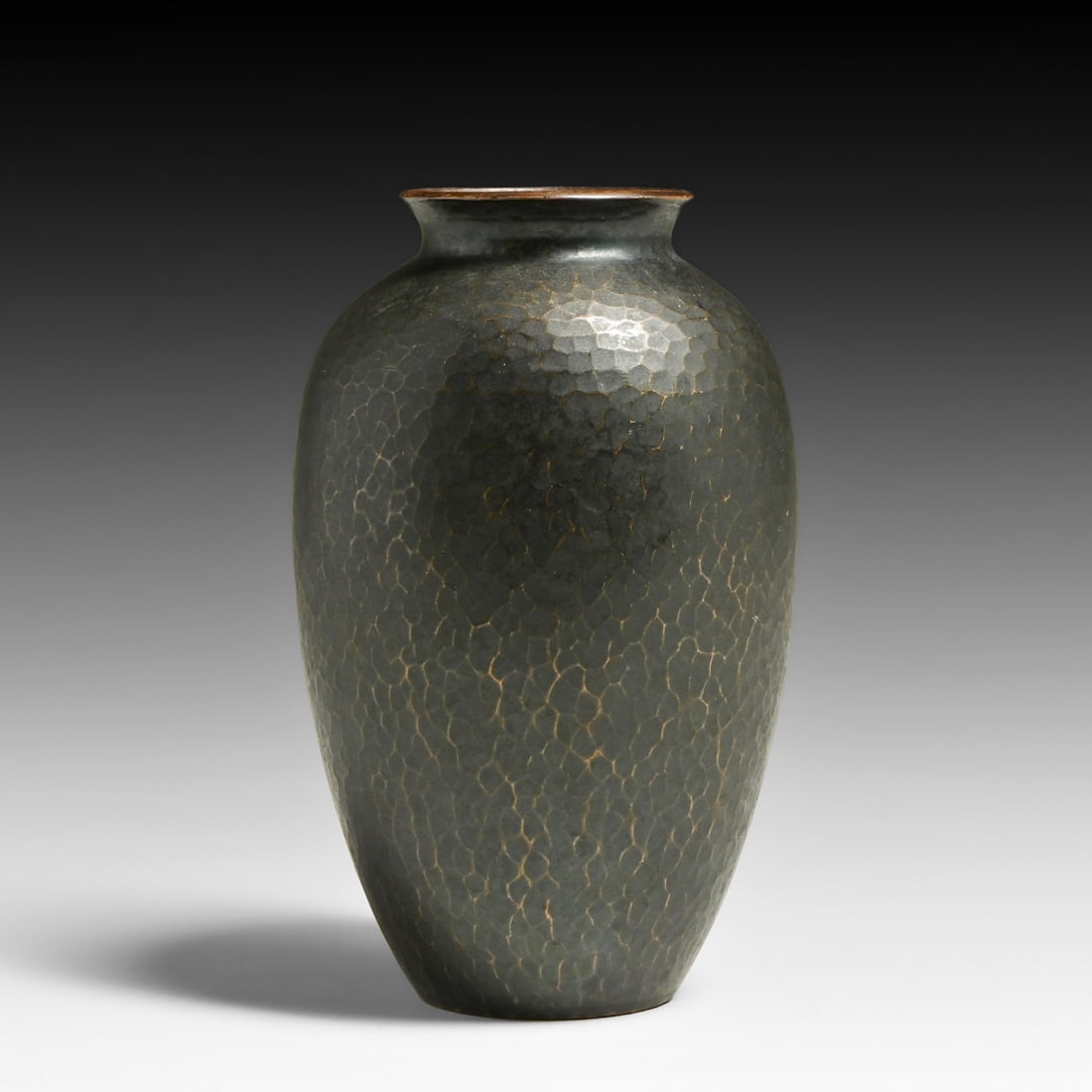 Japanese Arts & Crafts Meiji Period Hammered Copper Vase c1910: Japanese Arts & Crafts Meiji Period Hammered Copper Vase c1910. Signed. Perfect condition. 5.5"h x 3.5"d FREE NATIONWIDE SHIPPING Free Nationwide Shipping within the lower 48 states for all purchases