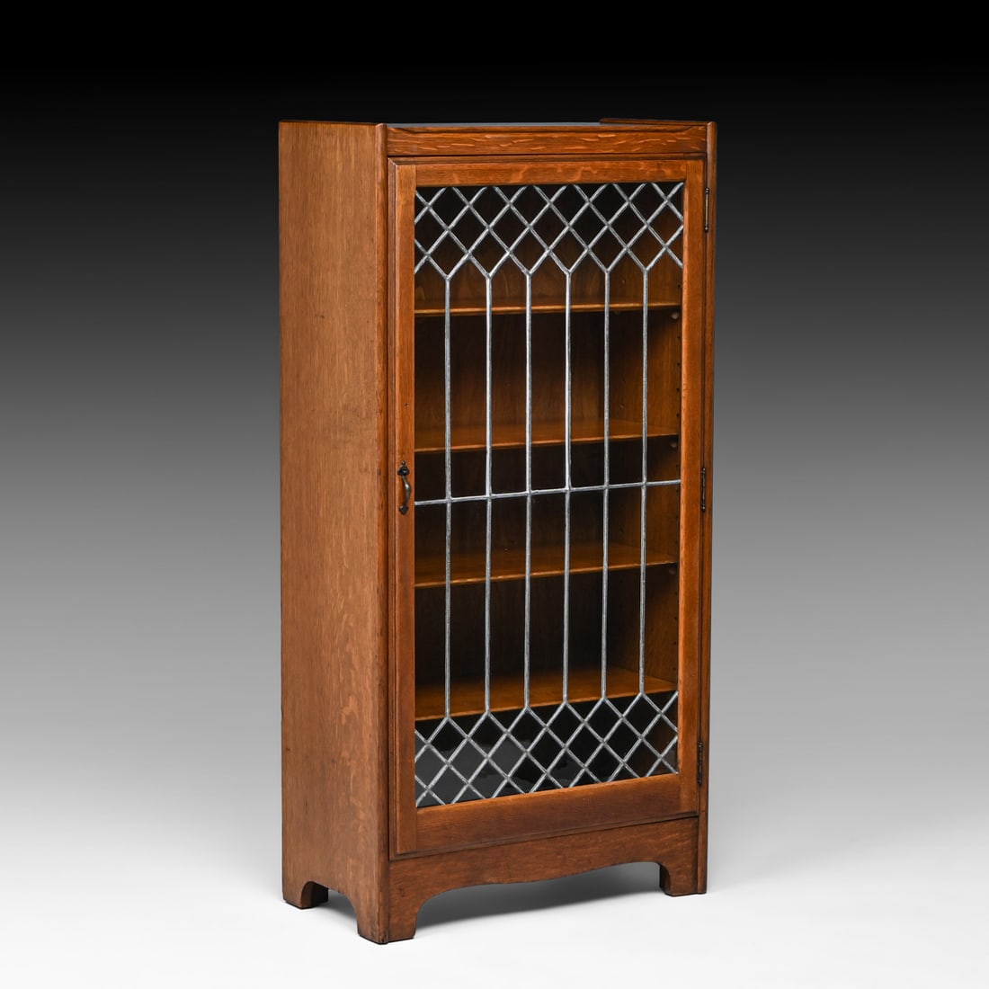 Grand Rapids Oak One-Door Leaded Glass Bookcase c1910: Grand Rapids Oak One-Door Leaded Glass Bookcase c1910. Unsigned. Excellent original finish. Original leaded glass in excellent condition. 49"h x 24.25"w x 12.25"d FREE NATIONWIDE SHIPPING Free Nationw