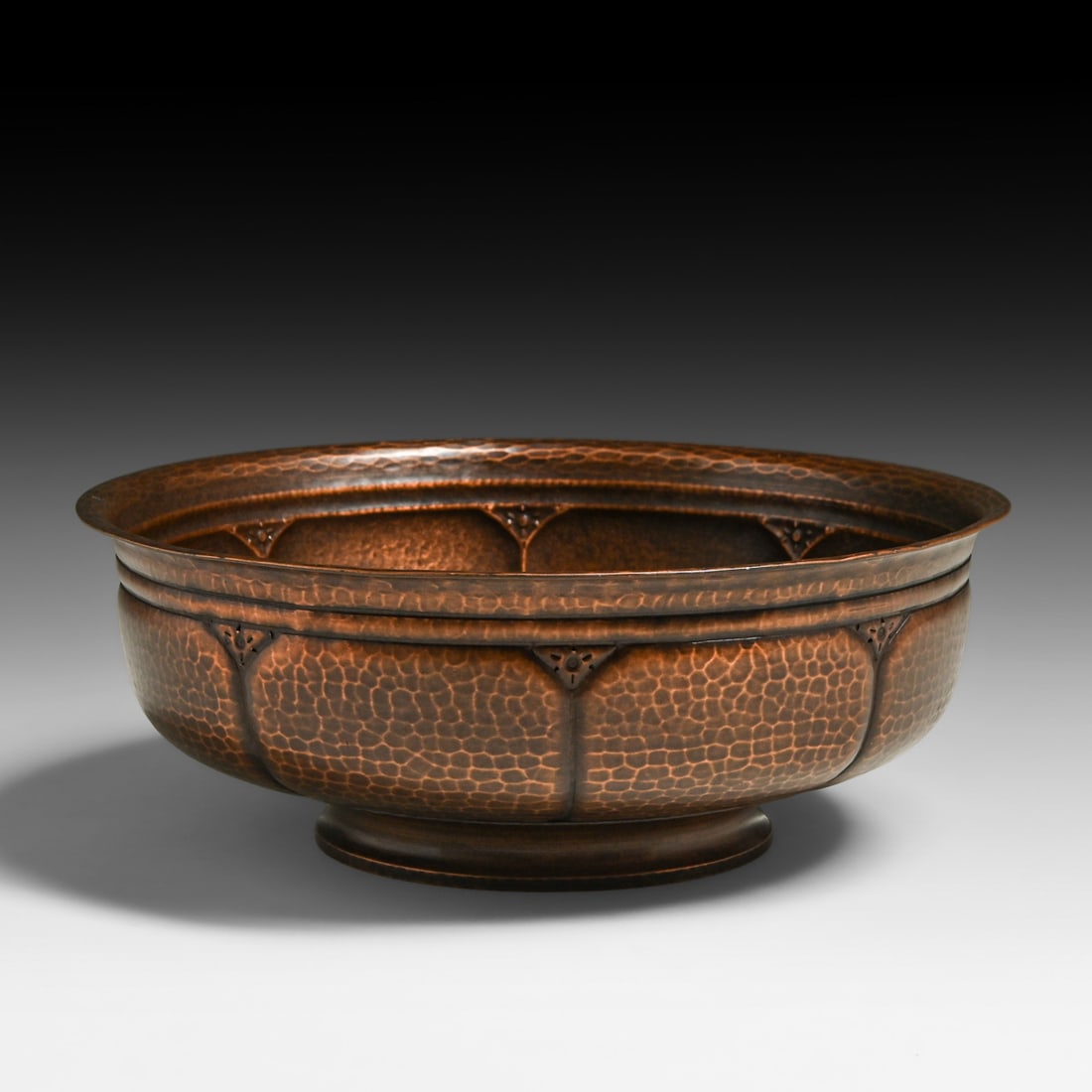 Roycroft Hammered Copper Trefoil Fruit Bowl c1920s: Roycroft Hammered Copper Trefoil Fruit Bowl c1920s. Signed. Excellent new patina. 9?d x 3.25?h FREE NATIONWIDE SHIPPING Free Nationwide Shipping within the lower 48 states for all purchases at our