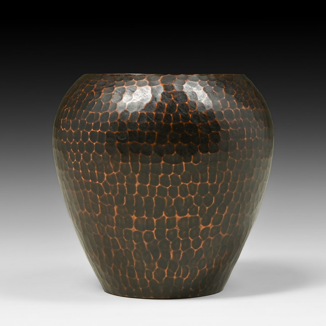 Roycroft Hammered Copper Bulbous Vase c1920s: Roycroft Hammered Copper Bulbous Vase c1920s. Signed. Excellent new patina. 5"h x 5"d FREE NATIONWIDE SHIPPING Free Nationwide Shipping within the lower 48 states for all purchases at our Two-Day