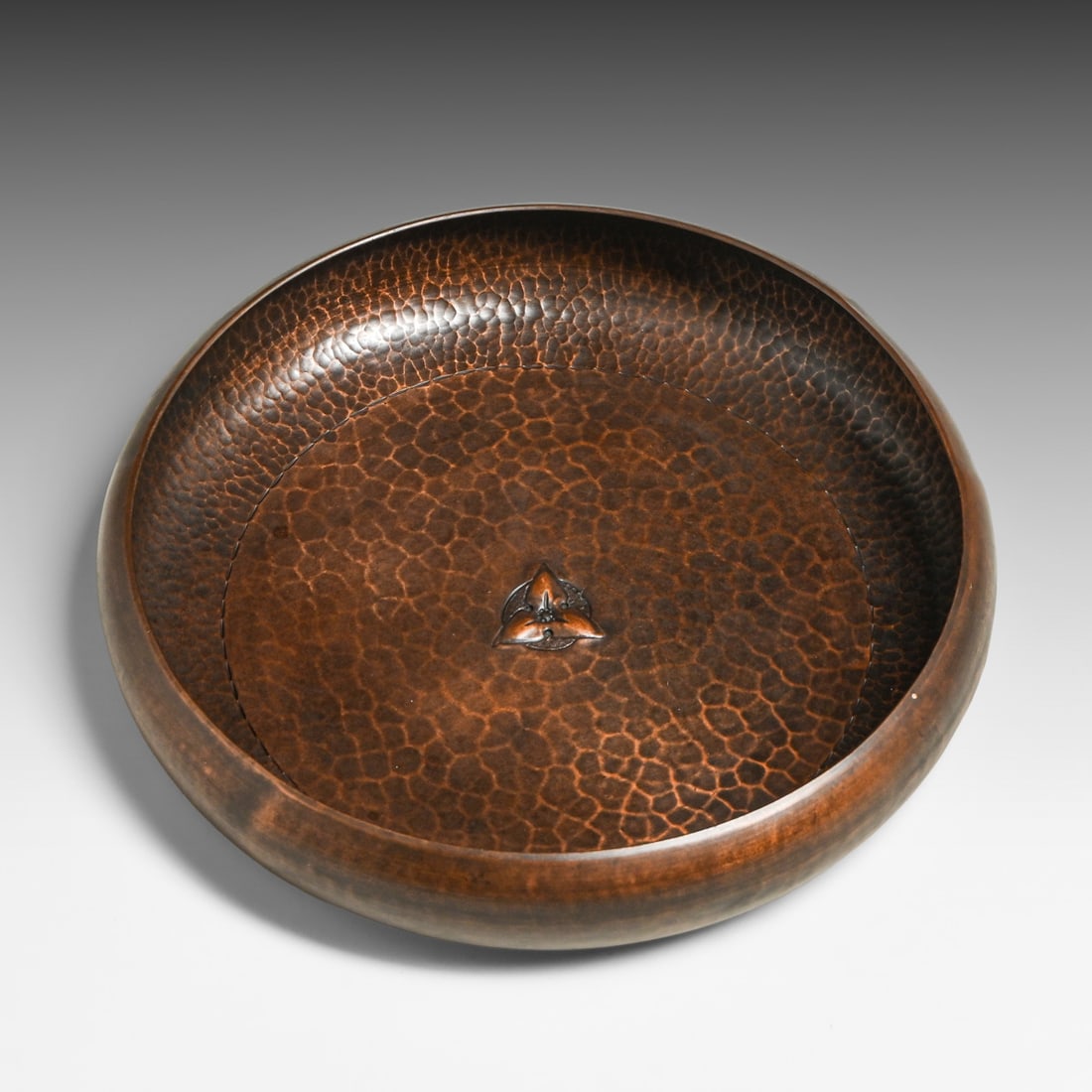 Roycroft Hammered Copper Bowl c1915: Roycroft Hammered Copper Bowl c1915. Signed with earlier mark.. Excellent new patina. 8.5"d x 1.75"h FREE NATIONWIDE SHIPPING Free Nationwide Shipping within the lower 48 states for all purchases at